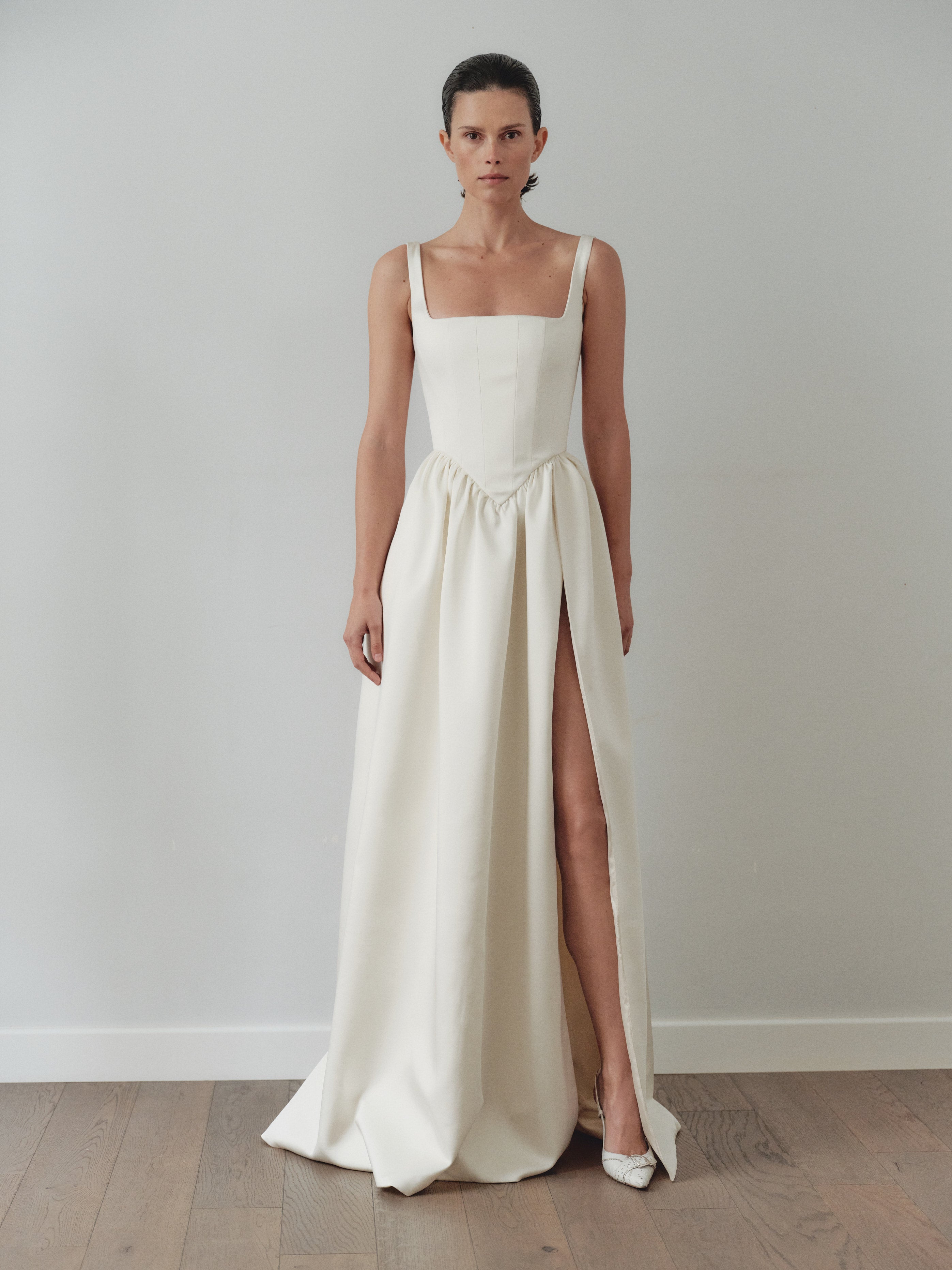 Beyaz Yırtmaçlı ve Cepli Uzun Elbise