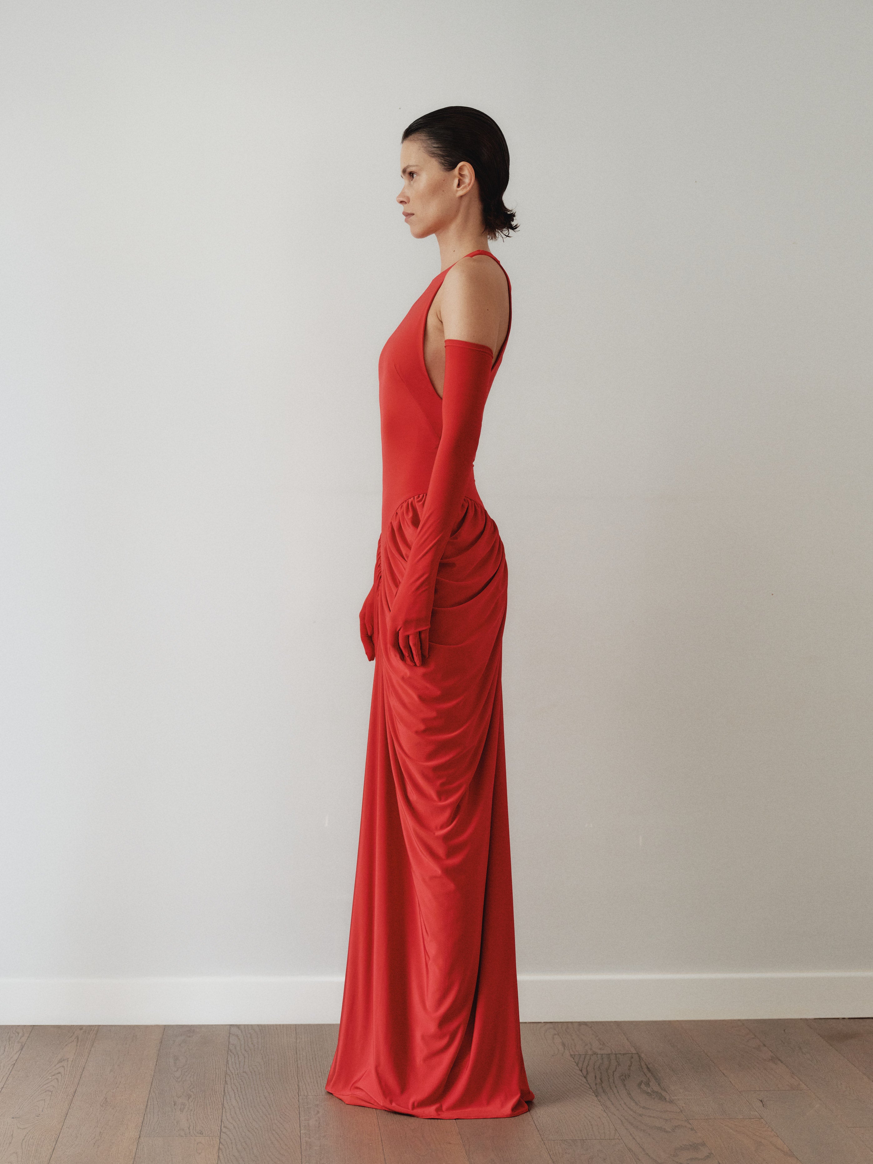 Halter Yaka Drapeli Eldivenli Kırmızı Elbise