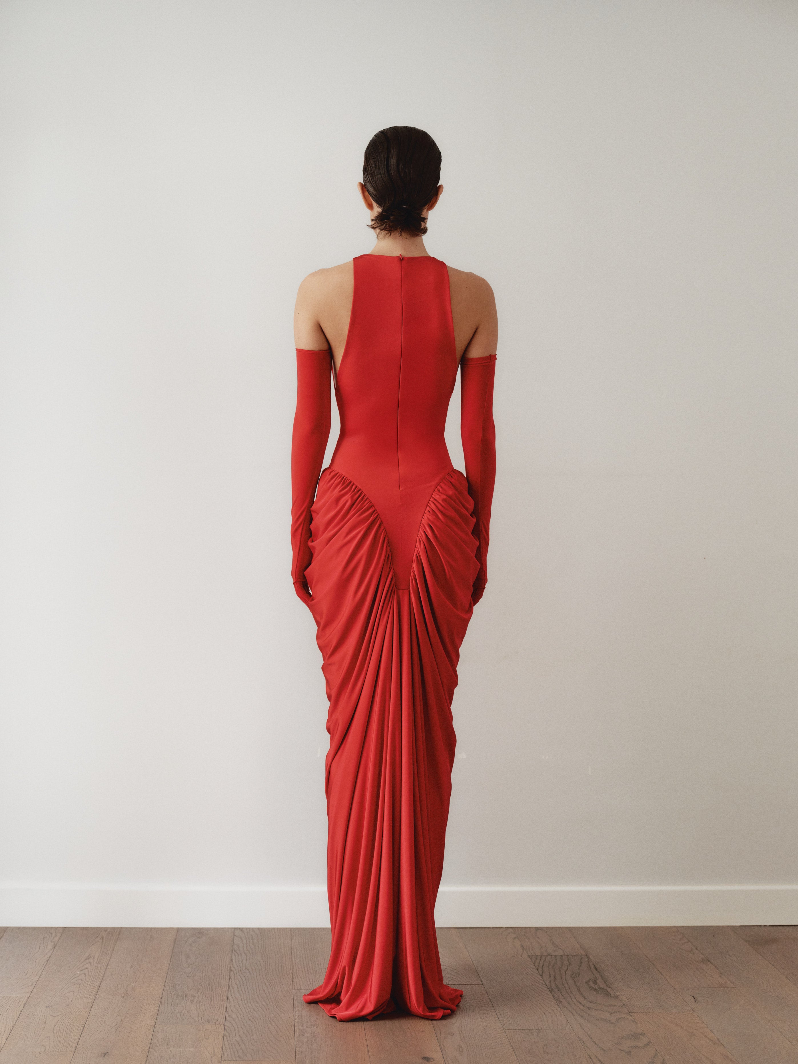 Halter Yaka Drapeli Eldivenli Kırmızı Elbise