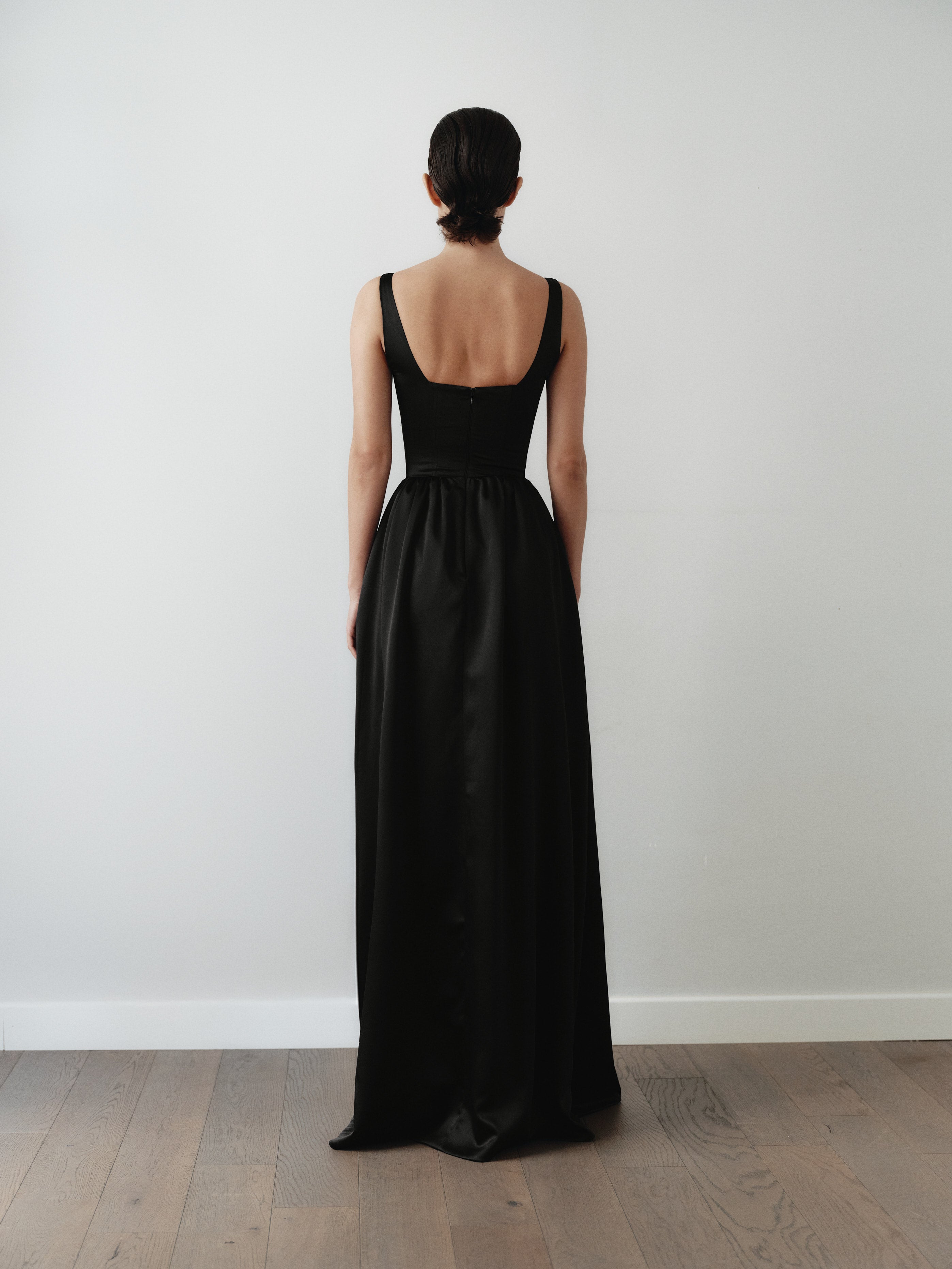 Siyah Yırtmaçlı ve Cepli Uzun Elbise