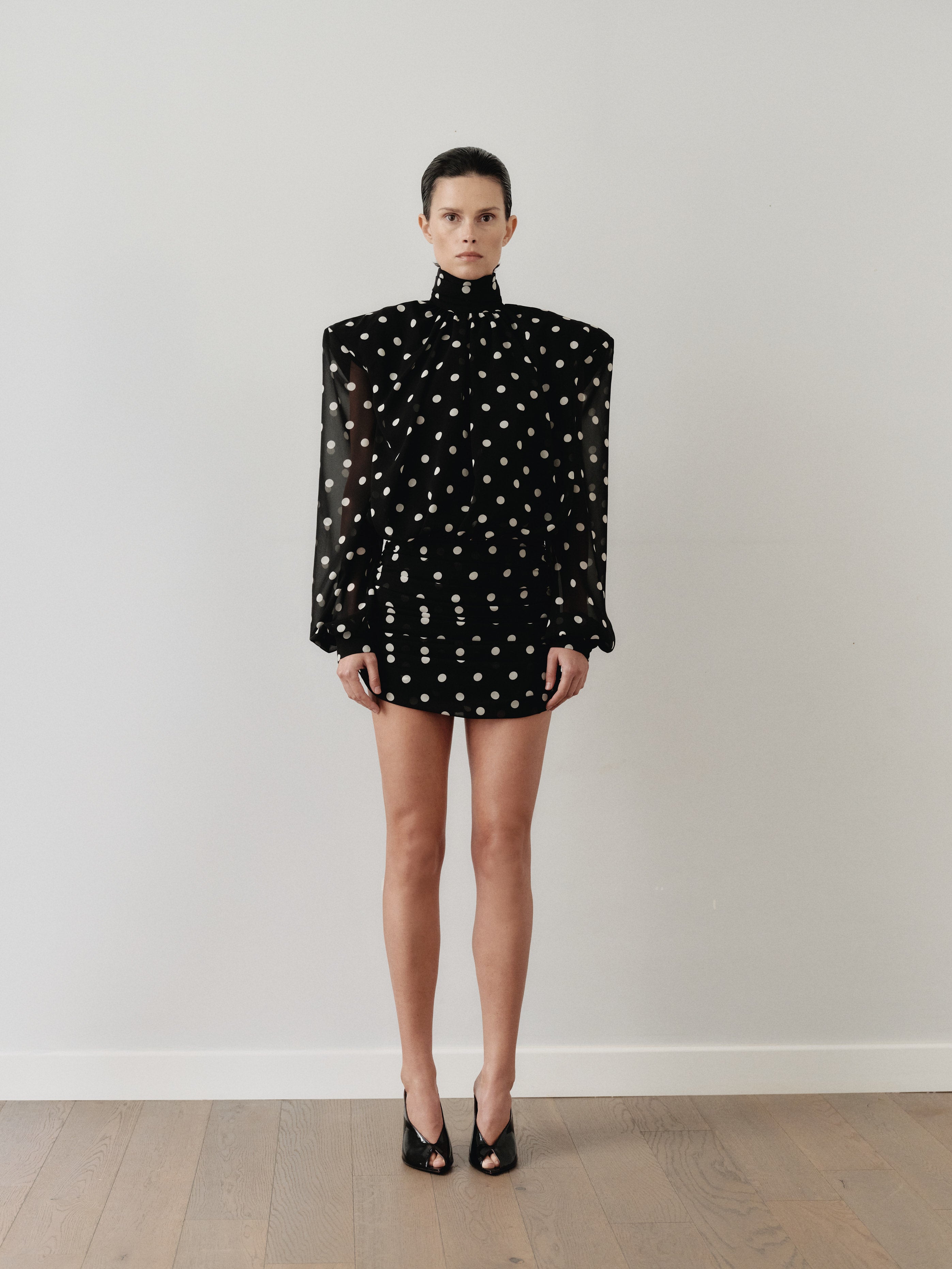 Sırt Dekolteli Vatkalı Puantiyeli Mini Elbise