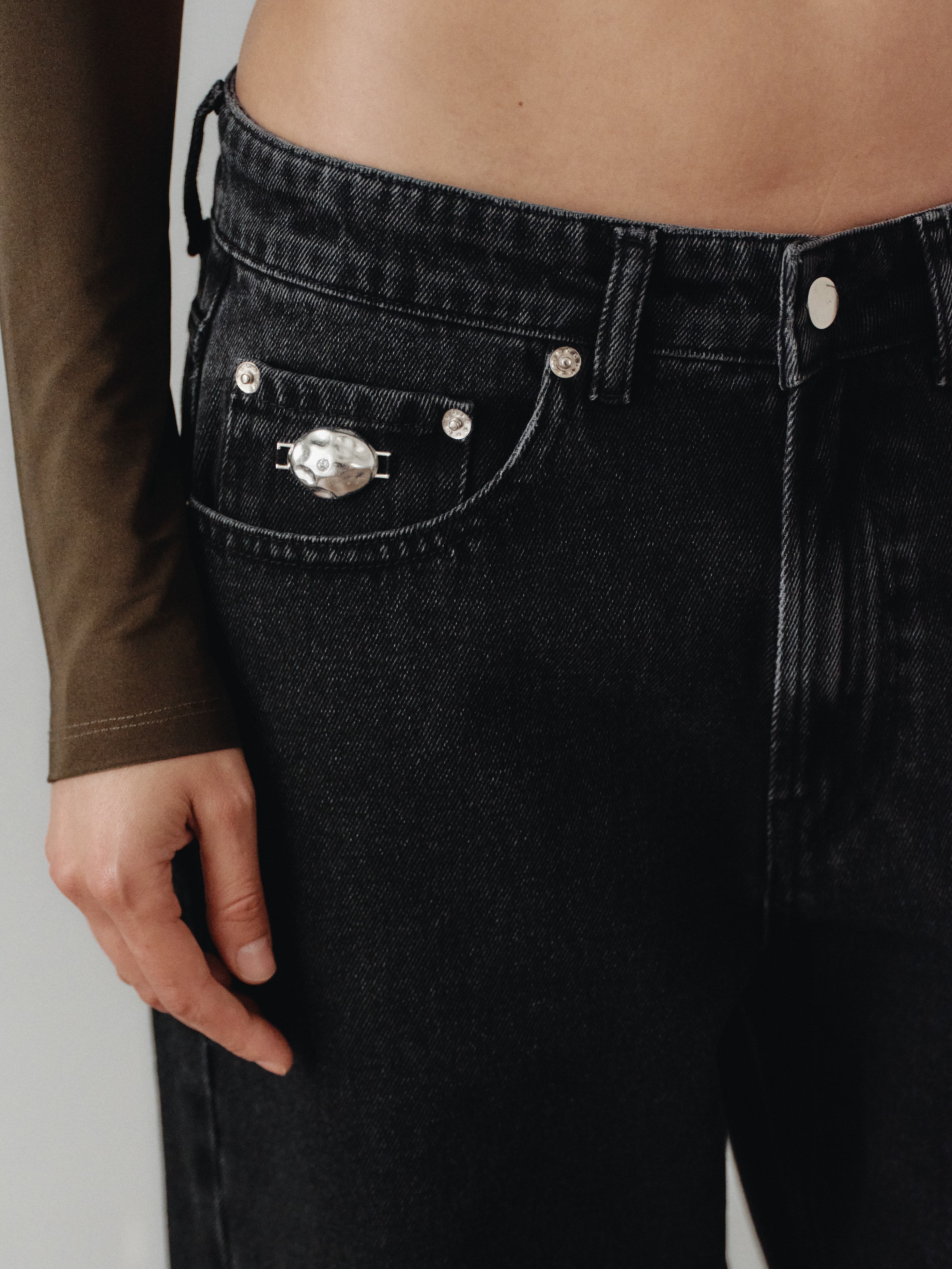 Gümüş Kaplama El Yapımı Aksesuar Detaylı Siyah Geniş Kesim Orta Bel Kot