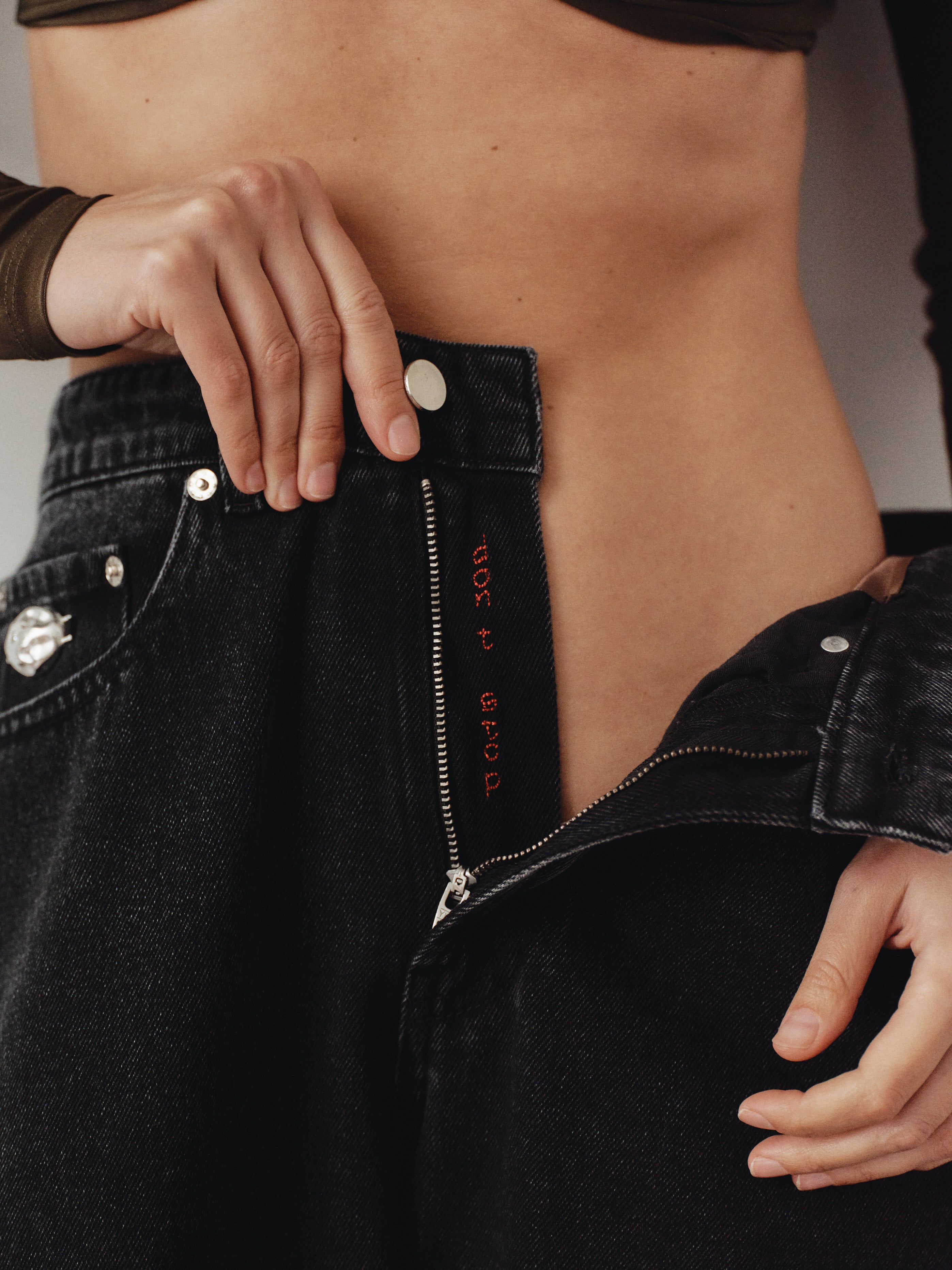 Gümüş Kaplama El Yapımı Aksesuar Detaylı Siyah Geniş Kesim Orta Bel Kot